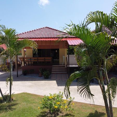 Naluemon Village Fh 1 Rayong Exteriör bild