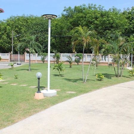 Naluemon Village Fh 1 Rayong Exteriör bild