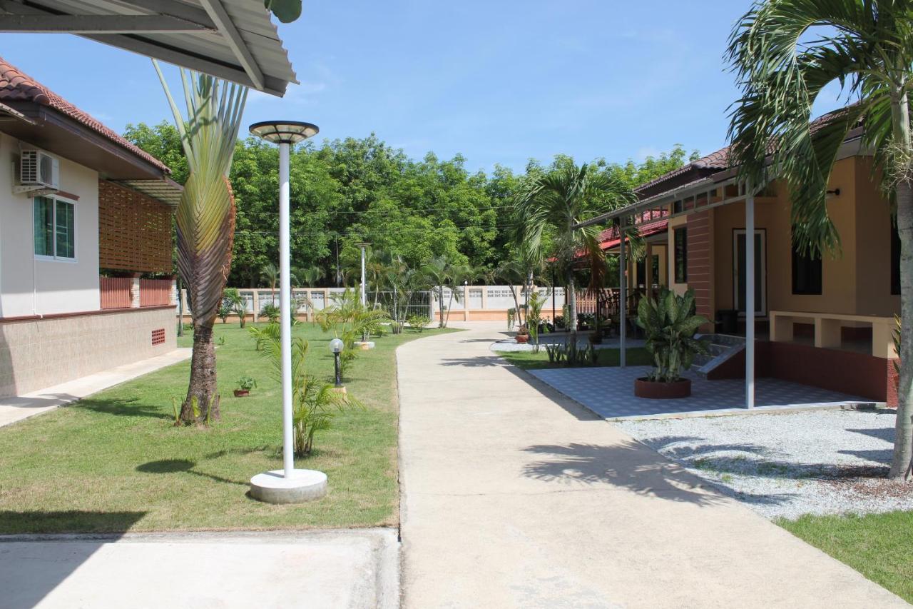 Naluemon Village Fh 1 Rayong Exteriör bild